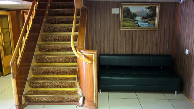 Главная палуба, около стойки администратора