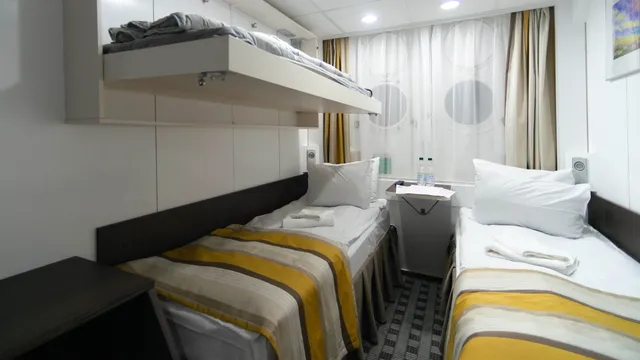 Трехместная двухъярусная каюта