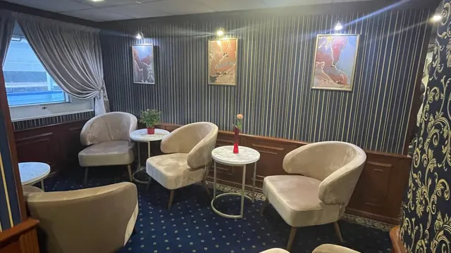 Лаундж зона около ресепшн