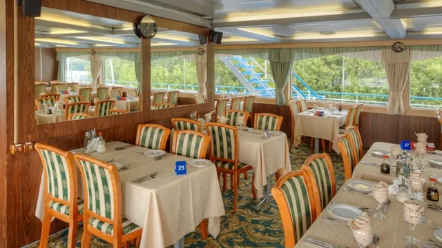 Ресторан на шлюпочной палубе