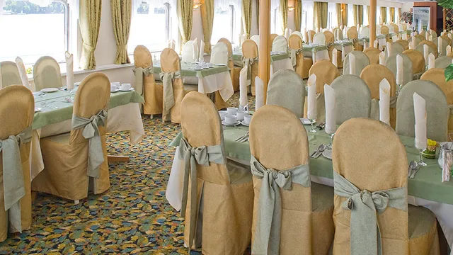 Ресторан на средней палубе