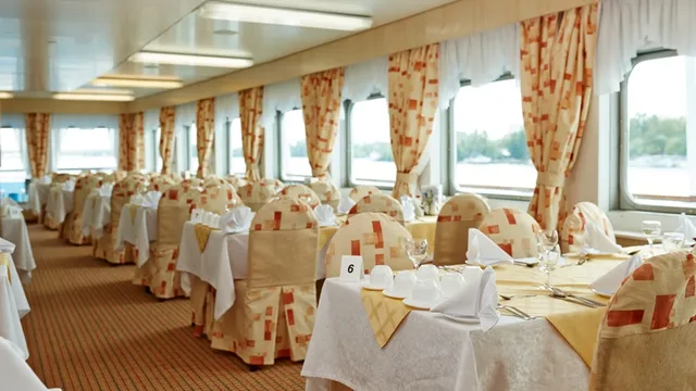 Ресторан Волга на средней палубе