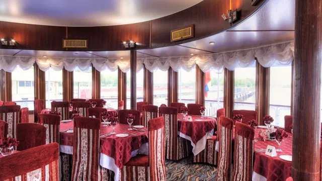 Ресторан на средней палубе