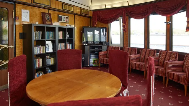 Читальный салон на средней палубе