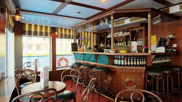 Бар на средней палубе