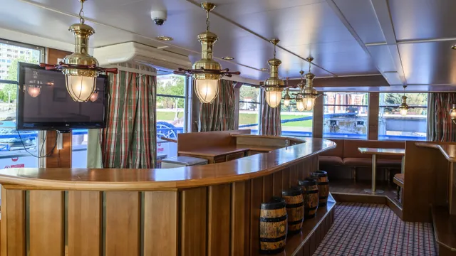 Бар на средней палубе