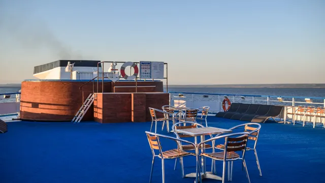 Бассейн на солнечной палубе