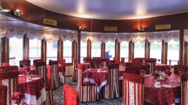 Ресторан на средней палубе
