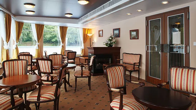 Салон отдыха на средней палубе