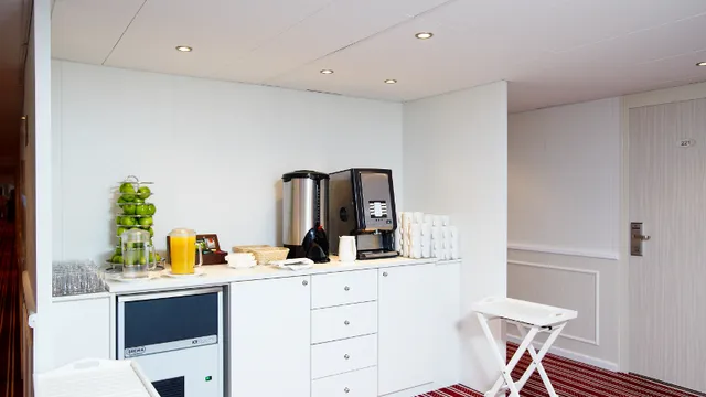 Титан с горячей водой/кофе-станция