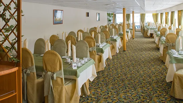 Ресторан на средней палубе