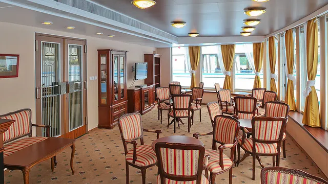 Салон отдыха на средней палубе